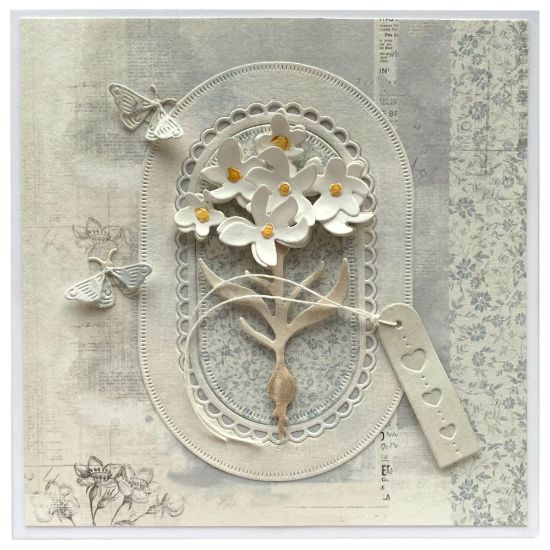 Přání s bílou květinou a motýlky